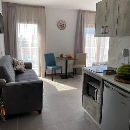 Ellenapa Apts & Apartmán *