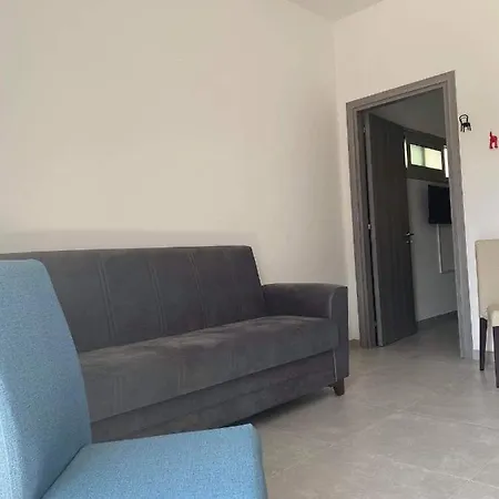 Ellenapa Apts & Apartmán *