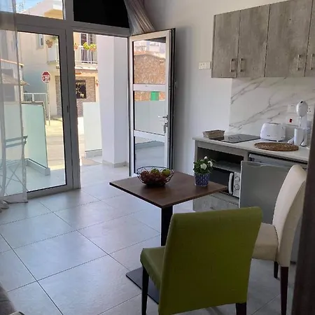 Ellenapa Apts & Apartmán *