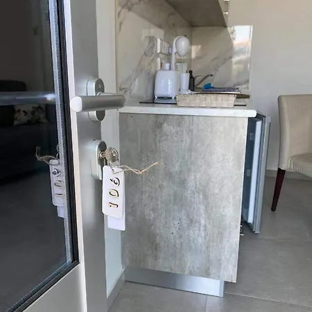 Apartmán Ellenapa Apts & *