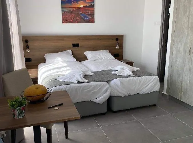 Ellenapa Apts & Apartman *