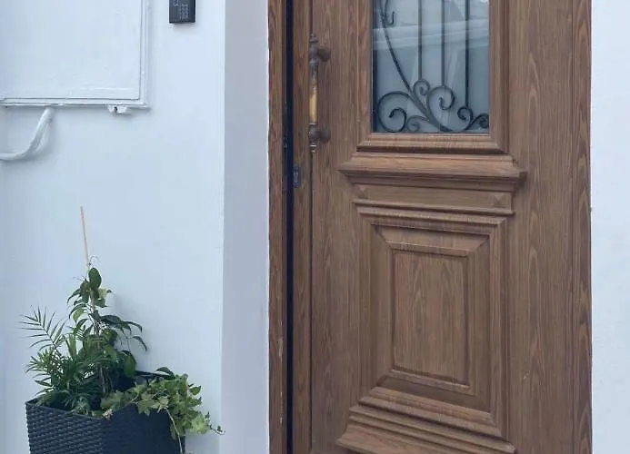 Ellenapa Apts & Apartman *