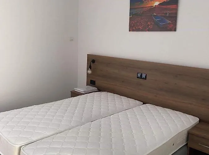 Ellenapa Apts & Apartman