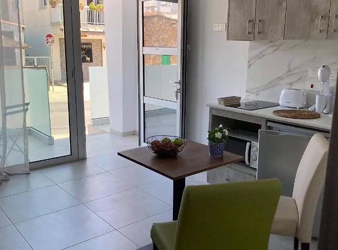 Ellenapa Apts & Apartman *