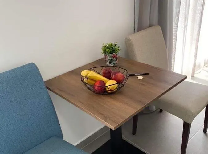 Ellenapa Apts & Apartman *