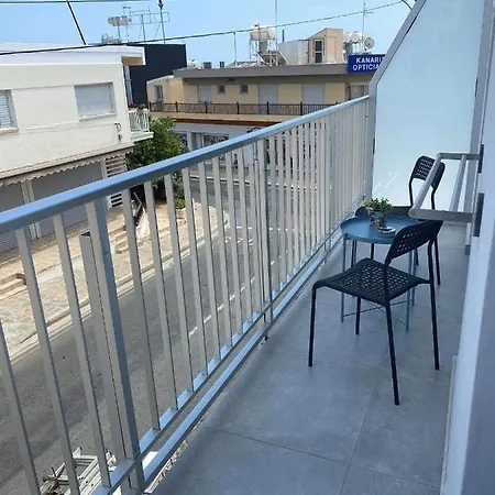 Ellenapa Apts & アヤナパ