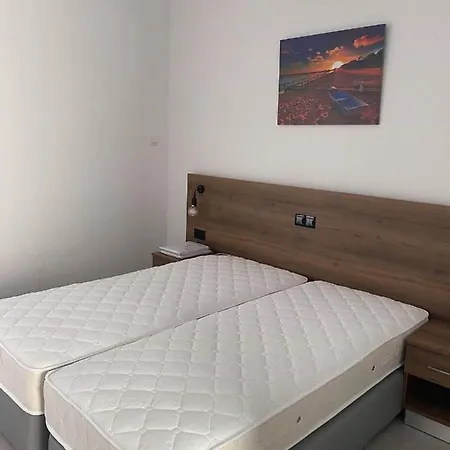 Ellenapa Apts & アパート