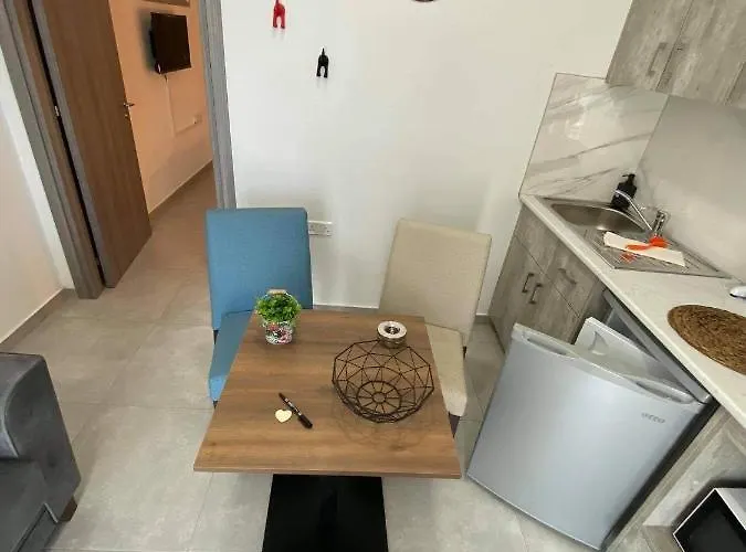 Ellenapa Apts & *