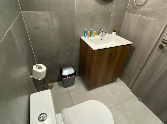 Appartement Ellenapa Apts & *