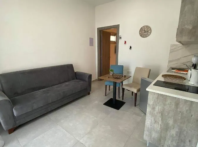 Appartement Ellenapa Apts &