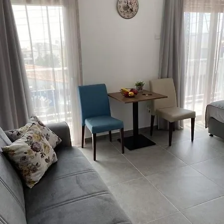 Ellenapa Apts & Apartamento Agia Napa