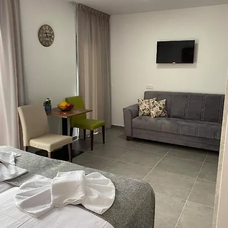 アパート Ellenapa Apts &