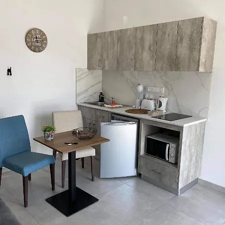 Apartamento Ellenapa Apts & *