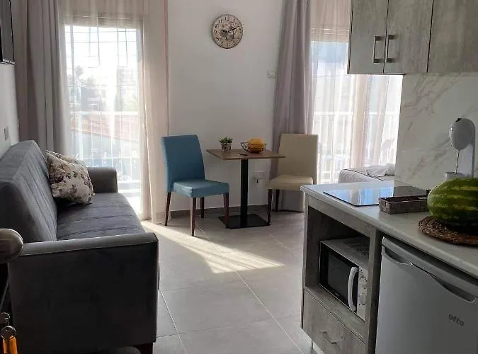 Ellenapa Apts & Apartman *