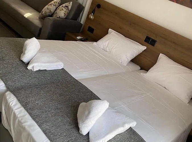 Ellenapa Apts & * Ajía Nápa