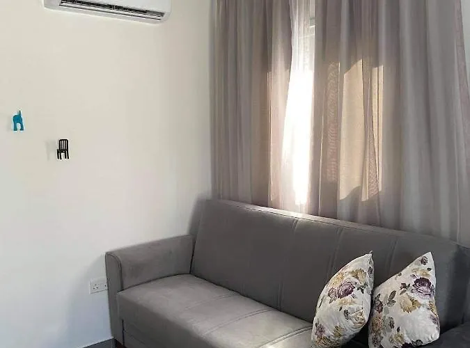 Ellenapa Apts & Apartman *