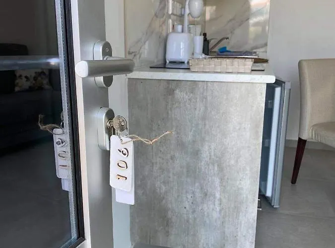 Apartman Ellenapa Apts & *