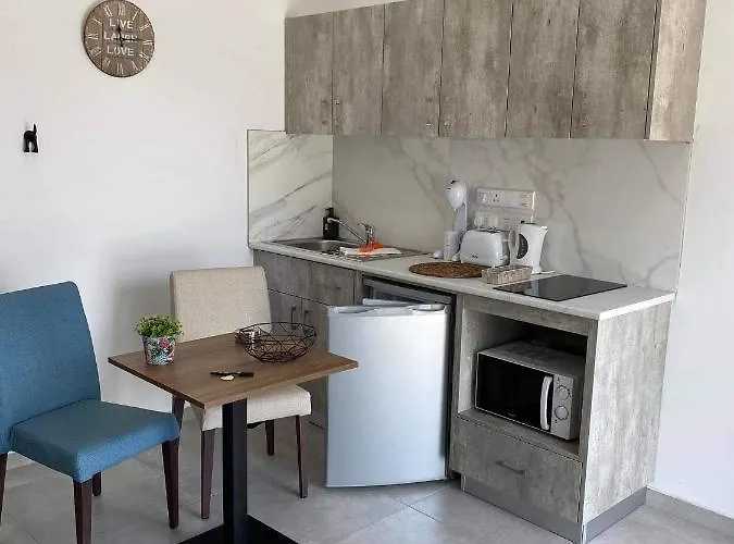 Apartman Ellenapa Apts & *