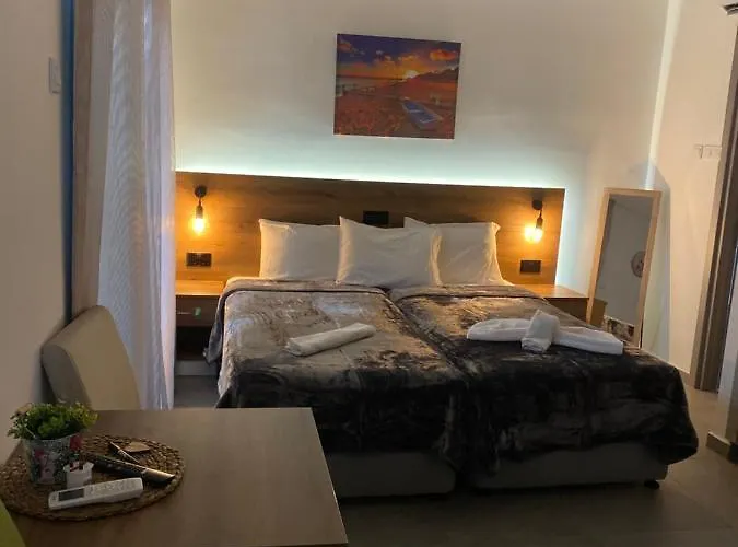 Ellenapa Apts & Apartman *