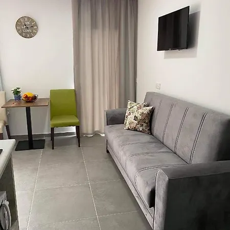 Ellenapa Apts & *